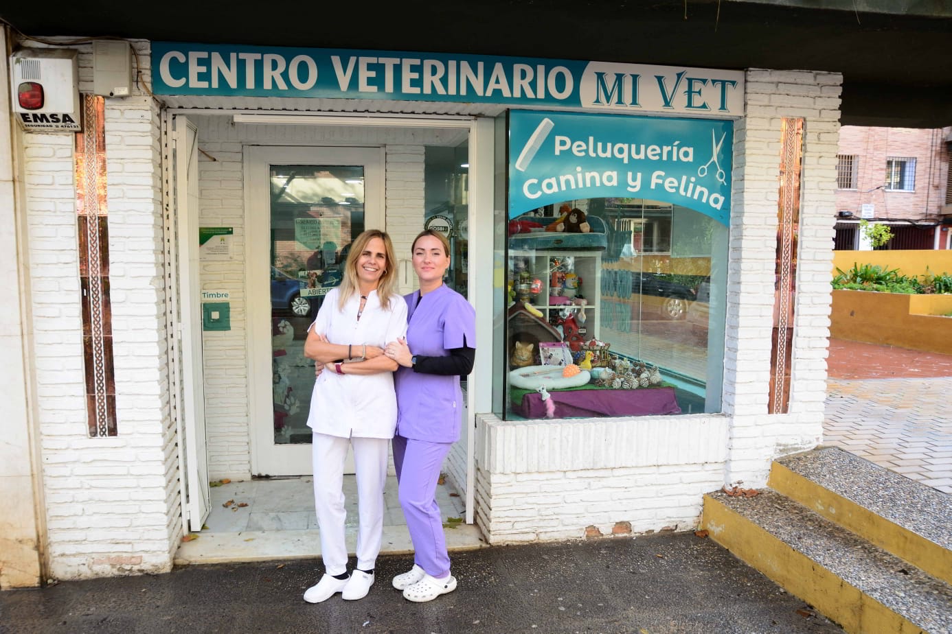 Recepción de MiVet Centro Veterinario - Equipo profesional de veterinarios y técnicos en instalaciones modernas